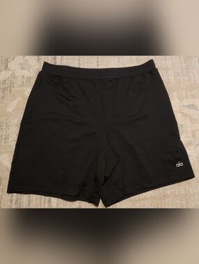 Mens Alo Yoga Shorts. Black  Size L. Like New
